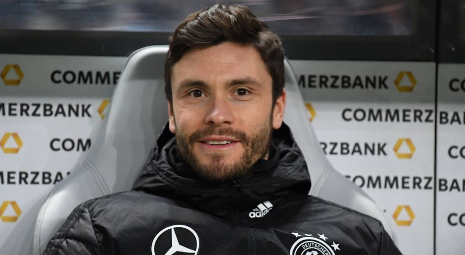 
                <strong>Jonas Hector</strong><br>
                Es ist sicherlich nicht ideal, mit einem Abstieg in der Bundesliga zur Weltmeisterschaft zu reisen. Auch Hector hat keine überragende Saison gespielt, war zwischenzeitlich aber auch lange verletzt. Er hat in der Nationalmannschaft immer seine Leistung gebracht und würde auch bei der WM funktionieren – zumal wir auf der Außenverteidigerposition nicht viele Alternativen haben.
              