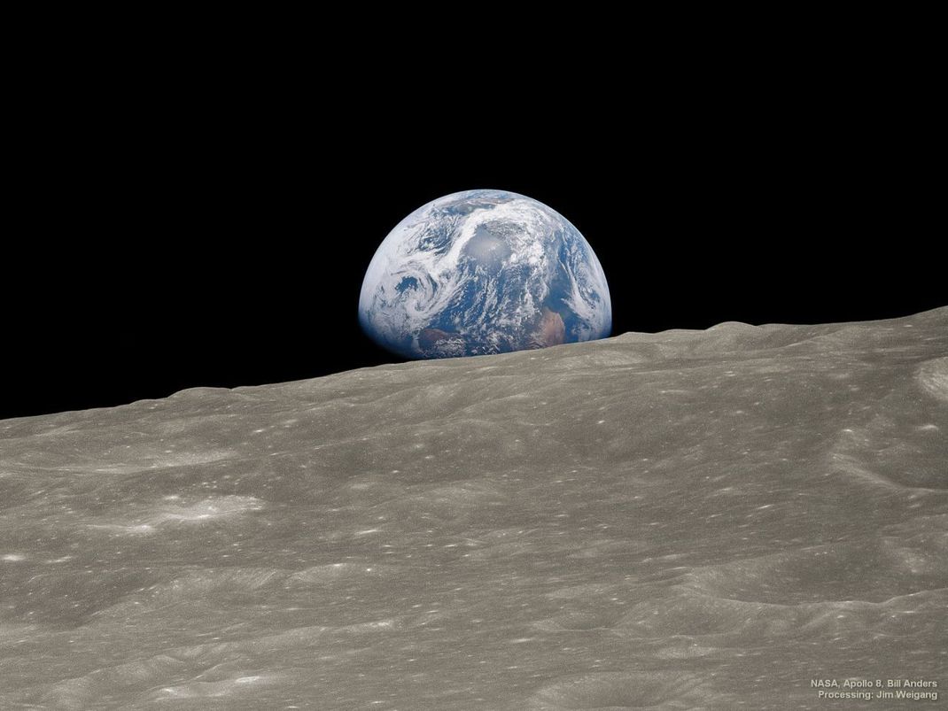 Auf dem Mond ist der Himmel schwarz - ganz egal ob die Erde aufgeht. Denn das Weltall leuchtet natürlich nicht blau - auch wenn der Mond auf der Erde tagsüber blau eingebettet scheint. Da das Vakuum so gut wie keine Teilchen enthält, gibt es nichts, was farbige Wellenlängen reflektieren und somit farbig leuchten könnte. Der Weltraum selbst ist transparent. Nur die Sterne und andere Himmelskörper leuchten - je nach Eigenschaft in verschiedenen Farben.