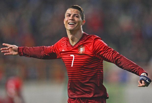 
                <strong>Cristiano Ronaldo (Linke Außenbahn | Portugal)</strong><br>
                Der aktuelle Weltfußballer des Jahres ist mit Lionel Messi und Neymar das Nonplusultra bei der WM in Brasilien. Ronaldo ist ein kompletter Stürmer, der im Offensivspiel keine Schwächen aufweist und im Schnitt alle 80 Minuten ein Tor erzielt. Die Iberer verkürzen auf 7:5!
              