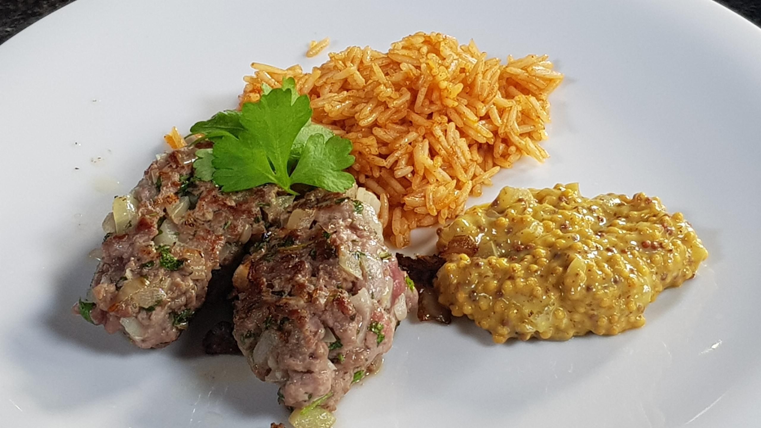 Cevapcici mit Paprikareis und Zwiebelsenf | Abenteuer Leben