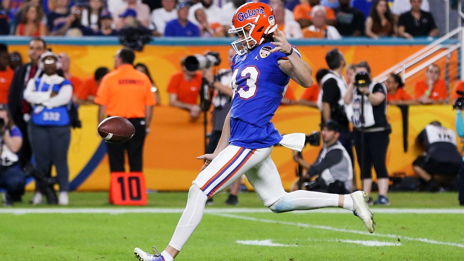 
                <strong>Tommy Townsend (Punter, Florida)</strong><br>
                Sein Bruder Johnny war in der Saison 2018 Punter in der NFL bei den Oakland Raiders. Nun versucht auch Tommy Townsend sein Glück. Vergangene Saison erreichte er einen Durchschnitt von 44 Yards pro Punt, im Jahr davor 45,4 Yards. Seine Bälle sind verhältnismäßig lange in der Luft. Zudem ist er ein guter Athlet, sodass er im Falle eines schlechten Snaps mobil werden könnte.  
              