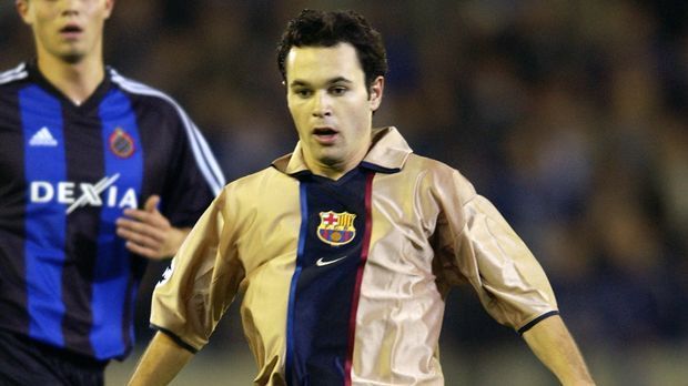 
                <strong>Die Anfänge </strong><br>
                Andreas Iniesta kam 1996, mit zwölf Jahren, von Albacete in die Jugend des FC Barcelona und wurde dort in der Jugendakademie La Masia weiter ausgebildet. Am 21. Dezember 2002 debütierte der Mittelfeldspieler in der Primera Division für die Barca-Profis. Beim 4:0-Sieg auf Mallorca stand Iniesta in der Startelf von Trainer Louis van Gaal. Bereits zwei Monate zuvor durfte der damals 18-Jährige erstmals in der Champions League ran (beim 1:0-Sieg Barcelonas in Brügge). 
              