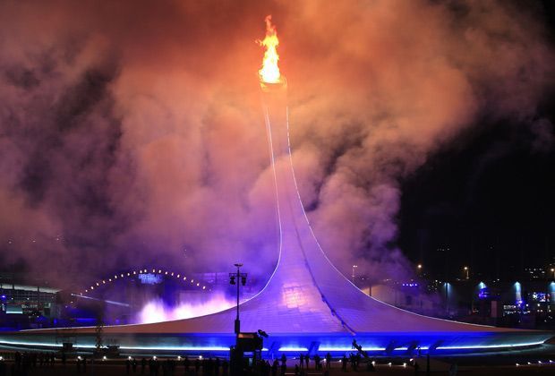 
                <strong>Feuer frei</strong><br>
                Zwei Ex-Sportler sorgen dann für den entscheidenden Funken: Der ehemalige Eishockeyspieler Wladislaw Tretjak und die frühere Eiskunstläuferin Irina Rodnina entflammen das Olympische Feuer - der Höhepunkt des Abends.
              