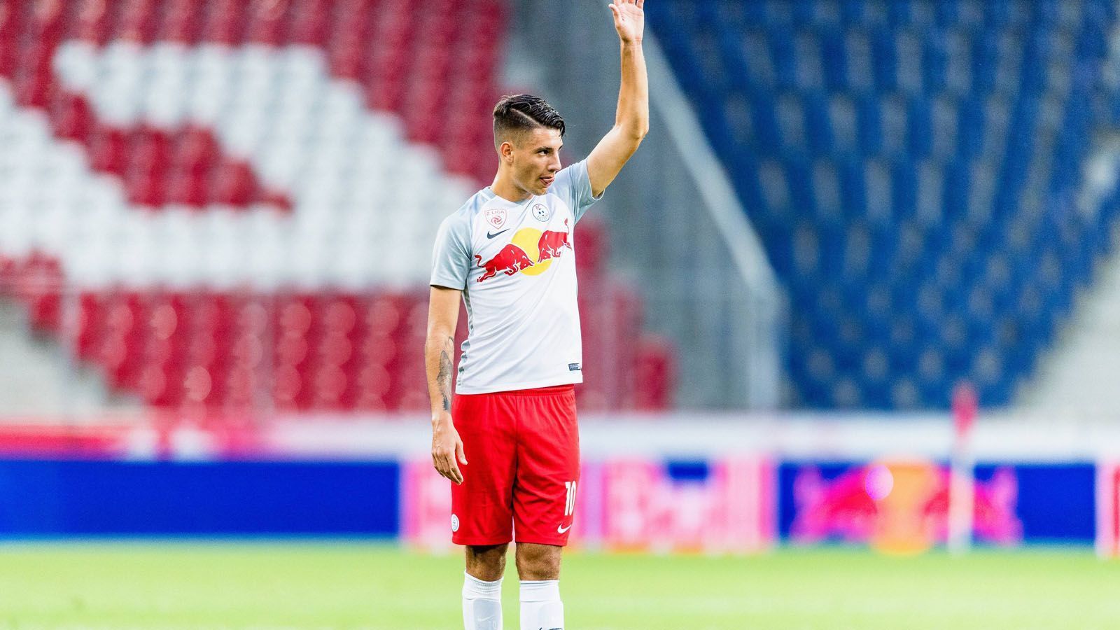 
                <strong>Das ist Dominik Szoboszlai</strong><br>
                Im Mai 2018 debütiert Szoboszlai am letzten Spieltag der österreichischen Bundesliga, im September des gleichen Jahres trifft er erstmals für Salzburg. Sein erstes Ligator erzielt er aber erst im März 2019. In der Saison 19/20 gelingt ihm dann aber der endgültige Durchbruch mit 23 Scorerpunkten in 27 Einsätzen in der österreichischen Eliteliga. "Nach meinen Spielen beim FC Liefering habe ich mir gedacht, dass Talent alleine im Profi-Fußball reicht. Aber so ist es nicht. Das musste ich erst lernen", sagte Szoboszlai über den verzögerten Durchbruch. Das Interesse der ausländischen Großklubs war dann aber geweckt. Umso mehr als er mit Salzburg auch in der Champions-League-Gruppenphase 2020 glänzen konnte, indem er zwei Treffer erzielte.
              