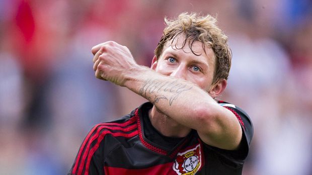 
                <strong>Stefan Kießling</strong><br>
                Stefan Kießling hat seinen Kindern nicht unbedingt einen Gefallen getan, der Sohn heißt Tayler-Joel, die Tochter Hailey-Milu. Immerhin: Beide Namen sind als Tattoo auf seinem Unterarm verewigt, den er nach Toren regelmäßig küsst.
              