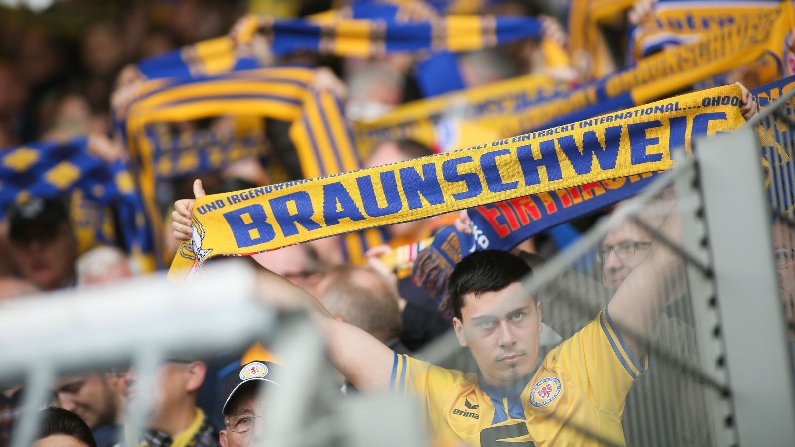 
                <strong>Eintracht Braunschweig</strong><br>
                Der niedersächsische Verein hat seine Profi-Abteilung in die Eintracht Braunschweig GmbH & Co. KGaA ausgegliedert. Zu 100 % ist die KGaA im Besitz des Vereins - und das wird auch erstmal so bleiben. Wie die "Braunschweiger Zeitung" im April 2019 berichtete, haben die Löwen einen Finanzplan aufgestellt, der auf die nächsten zwei bis drei Jahre keinen Verkauf von Anteilen der Kapitalgesellschaft an Investoren vorsehen würde.
              