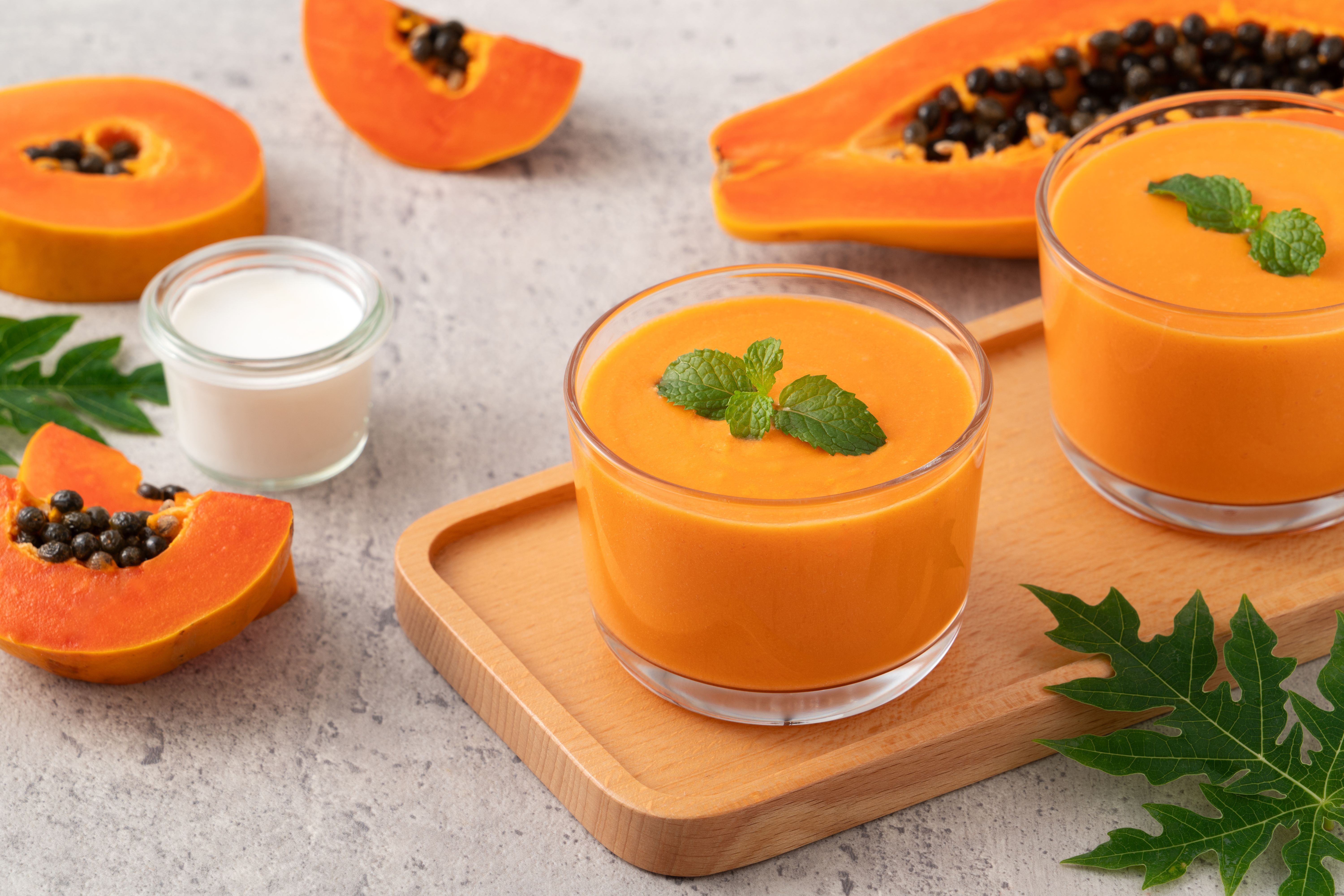 Der Papaya-Smoothie ist der perfekte Start in den Tag oder ein fruchtiger Snack zwischendurch. Die süße und saftige Papaya wird mit cremiger Joghurt, frischen Früchten und einem Hauch von Minze zu einem köstlichen und nährstoffreichen Smoothie gemixt.