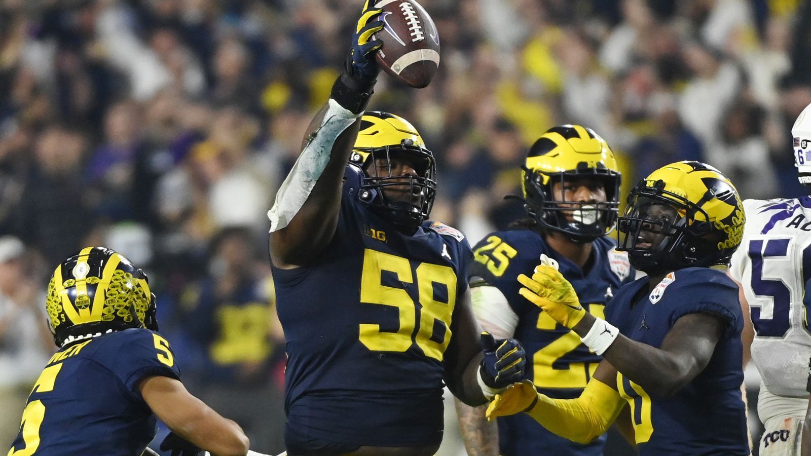 
                <strong>Dallas Cowboys</strong><br>
                Nose Tackle: Mazi Smith (im Bild) ist ein starker Verteidiger gegen den Lauf und kann Quarterbacks unter Druck setzen, was der Cowboys-Defense helfen dürfte. Dafür verwendete Dallas Pick 26.Fullback: Und noch ein Fullback, der als Undrafted Free Agent zu den Cowboys kommt. Es wird spannend, wie viele Snaps Hunter Luepke bekommen wird.
              
