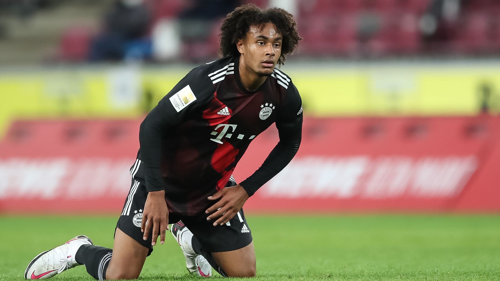 
                <strong>Joshua Zirkzee (FC Bayern München)</strong><br>
                In der Vorsaison war Joshua Zirkzee bei den Bayern einer der Shootingstars. In den zurückliegenden Monaten ist der Stern des niederländischen Angreifers dann aber gesunken. Zuletzt musste der 19-Jährige sogar einige Male in der zweiten Mannschaft der Münchner in der 3. Liga ran. Nun steht der 1,93-Meter-Hüne wohl vor einem Abgang. Laut "Sky" sollen sich die Bayern mit dem Serie-A-Klub Parma auf eine Leihe Zirkzees inklusive Kaufoption geeinigt haben. Will Parma das Talent fest verpflichten, sollen 15 Millionen Euro Ablöse fällig werden. Ob es aber wirklich zu einem Wechsel Zirkzees kommt? "Ich denke, er wird auch nach der Wechselfrist weiter mit uns trainieren", sagte Bayern-Coach Hansi Flick zur Personalie Zirkzee und dementiert damit die Berichte über einen bevorstehenden Transfer des Bayern-Juwels.
              