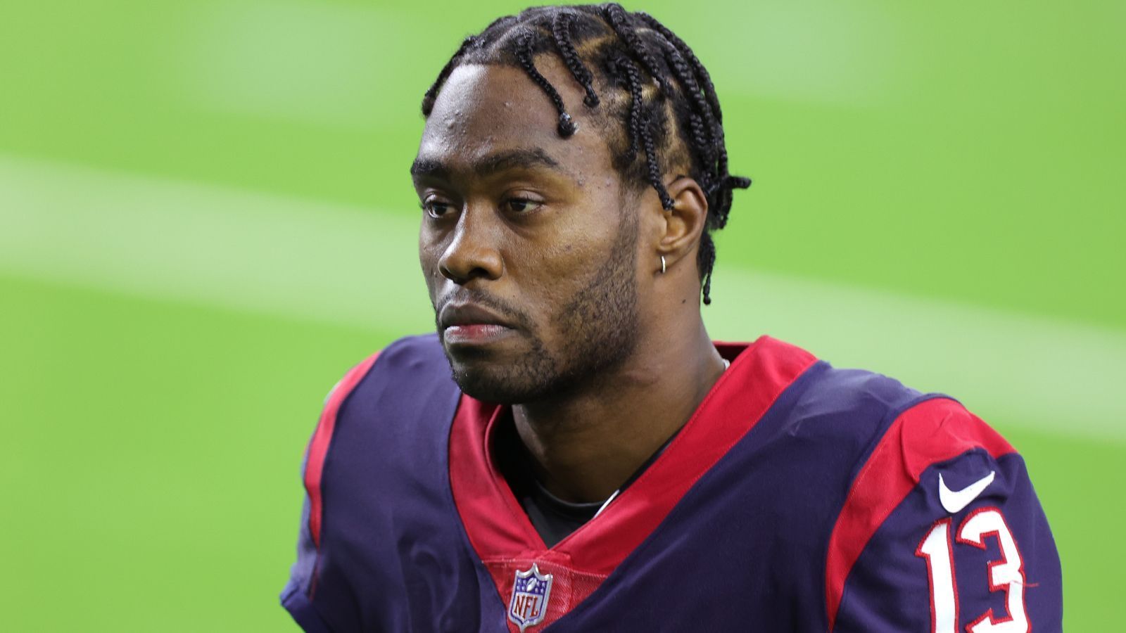 
                <strong>Verlierer: Brandin Cooks (Houston Texans)</strong><br>
                Wer gerne getradet worden wäre, letztlich aber seine Koffer wieder auspacken musste, ist Brandin Cooks. Der Wide Receiver spielte bereits für vier verschiedene Franchises und wurde in seiner Karriere schon drei Mal getradet. Bei den Houston Texans ist Cooks zwar Anspielstation Nummer eins, jedoch ist der gegnerische Pass Rush meistens so früh bei Texans-Quarterback Davis Mills, dass Cooks seine großen Stärken, das Route Running sowie seine Schnelligkeit, gar nicht ausspielen kann. Zudem war er extrem unglücklich über den Trade von Mark Ingram zu den Saints. "Was ist das für ein Bullshit?", ließ er auf Twitter verlauten.
              
