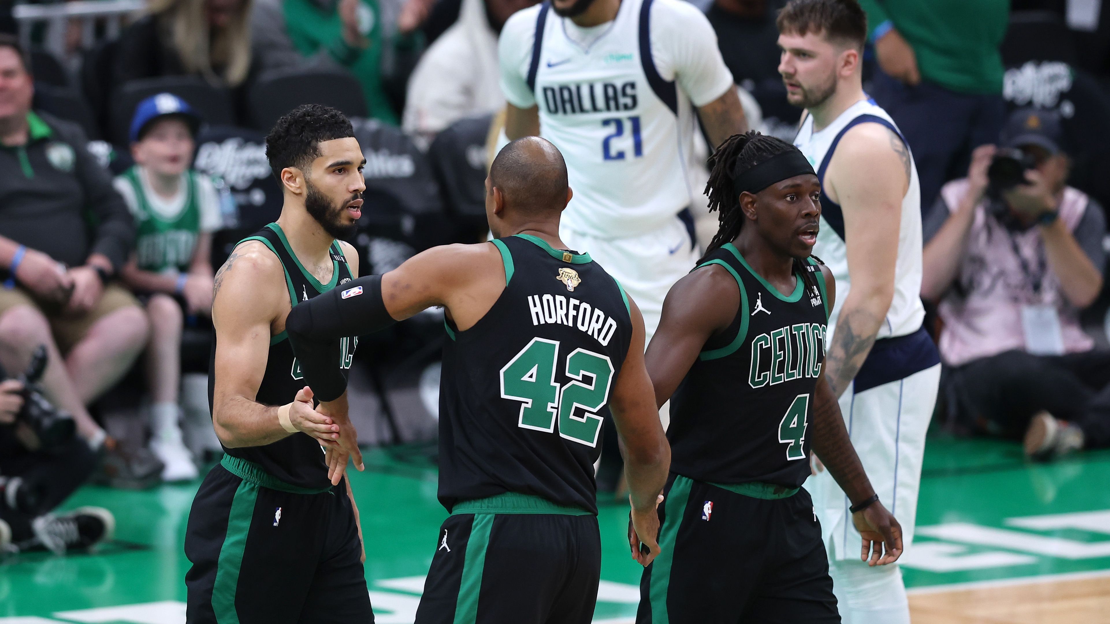 In den Finals fiel sein Dreier bisher konstant. Im Vergleich zu der Regular Season hat Horford noch einmal eine Schippe drauf gelegt. In einem ohnehin schon erfahrenen Celtics-Team hat er die meiste Postseason-Erfahrung. Horford spricht viel mit seinen Teamkollegen und geht als Leader voran.