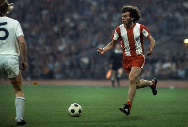 
                <strong>Abwehr: Paul Breitner</strong><br>
                Spiele für den FC Bayern: 324; Europapokal der Landesmeister 1974; Deutscher Meister 1972, 1973, 1974, 1980, 1981; DFB-Pokal-Sieger 1971, 1982.
              