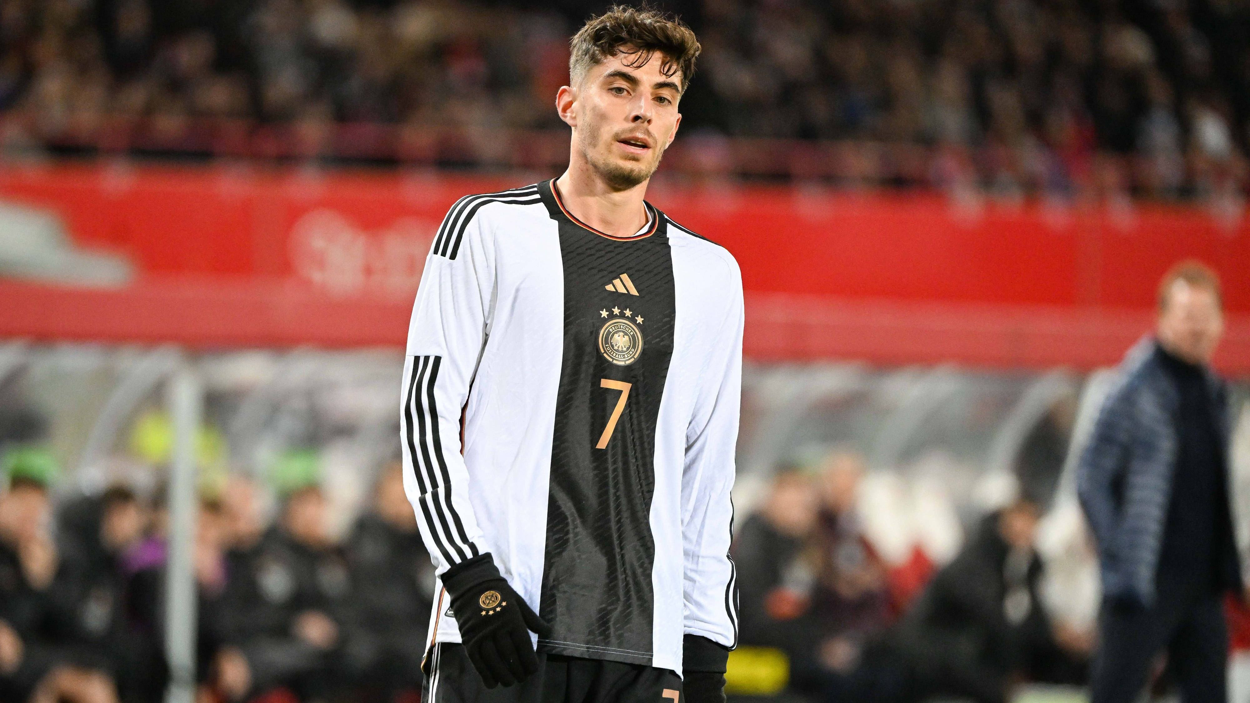 <strong>Kai Havertz</strong><br>Wenn in der ersten Halbzeit überhaupt etwas geht, dann über die Seite des Wahl-Londoners. Wie schon gegen die Türkei gibt er den linken Schienenspieler und muss auch defensiv ordentlich mit anpacken. Als Deutschland nur noch mit zehn Mann spielt, wechselt Havertz die Seite. Nach vorne geht da längst nichts mehr.&nbsp;<strong><em>ran</em></strong><strong>-Note: 4</strong>