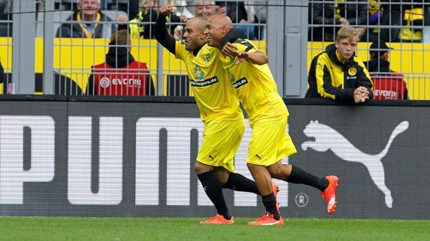 
                <strong>80.000 Fans verabschieden Dede</strong><br>
                Auch Ex-Nationalspieler David Odonker gibt sich in die Dortmund die Ehre und ist dabei, wie der Ehrengast ein sensationelles Tor erzielt: Aus 45 Metern trifft Dede ins leere Tor von Roman Weidenfeller - er kann es also doch noch. 
              