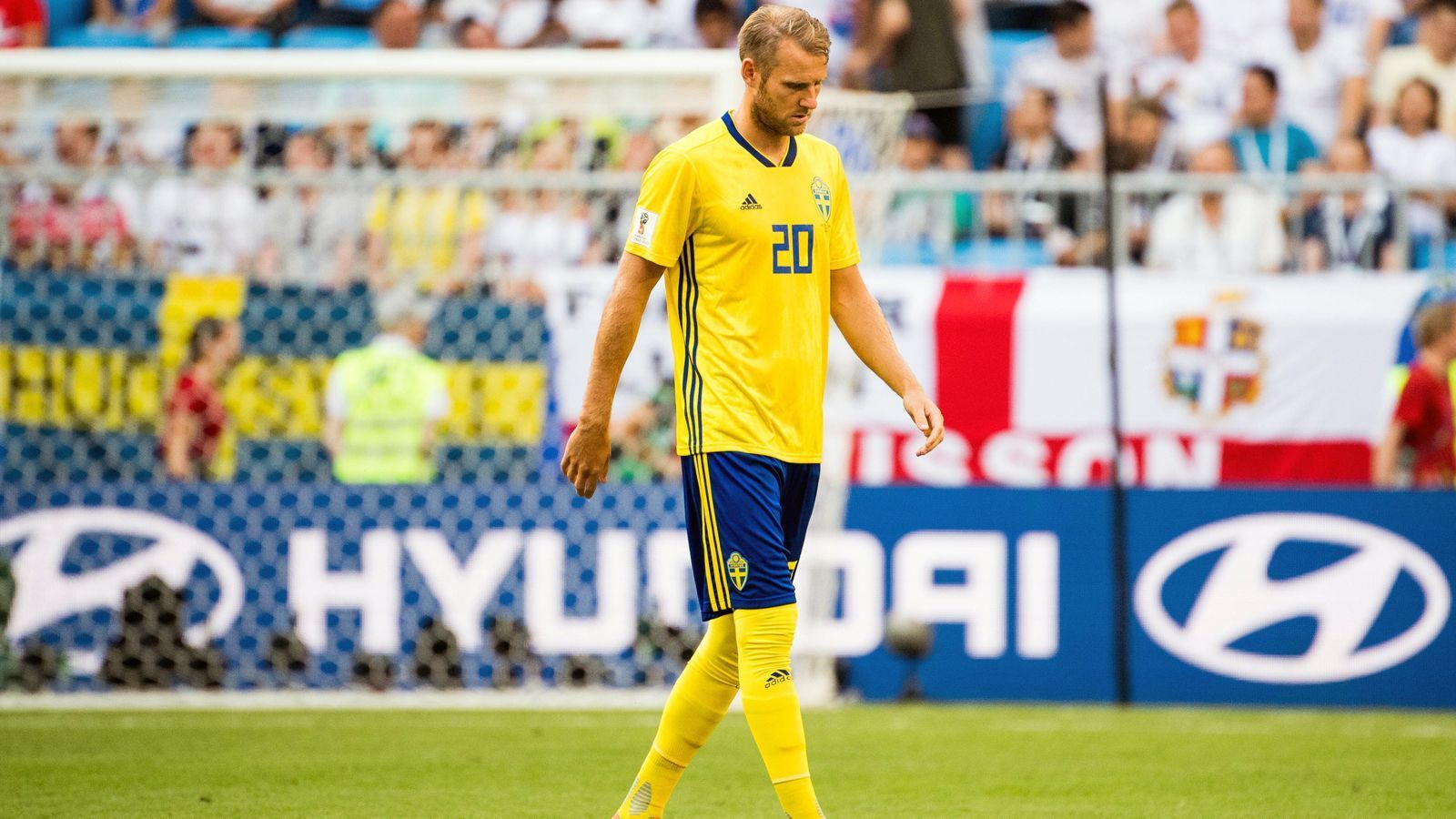 
                <strong>Ola Toivonen</strong><br>
                Das Spiel läuft meist an ihm vorbei. Daher wird er bereits nach 65 Minuten aus dem Spiel genommen. ran-Note: 5
              