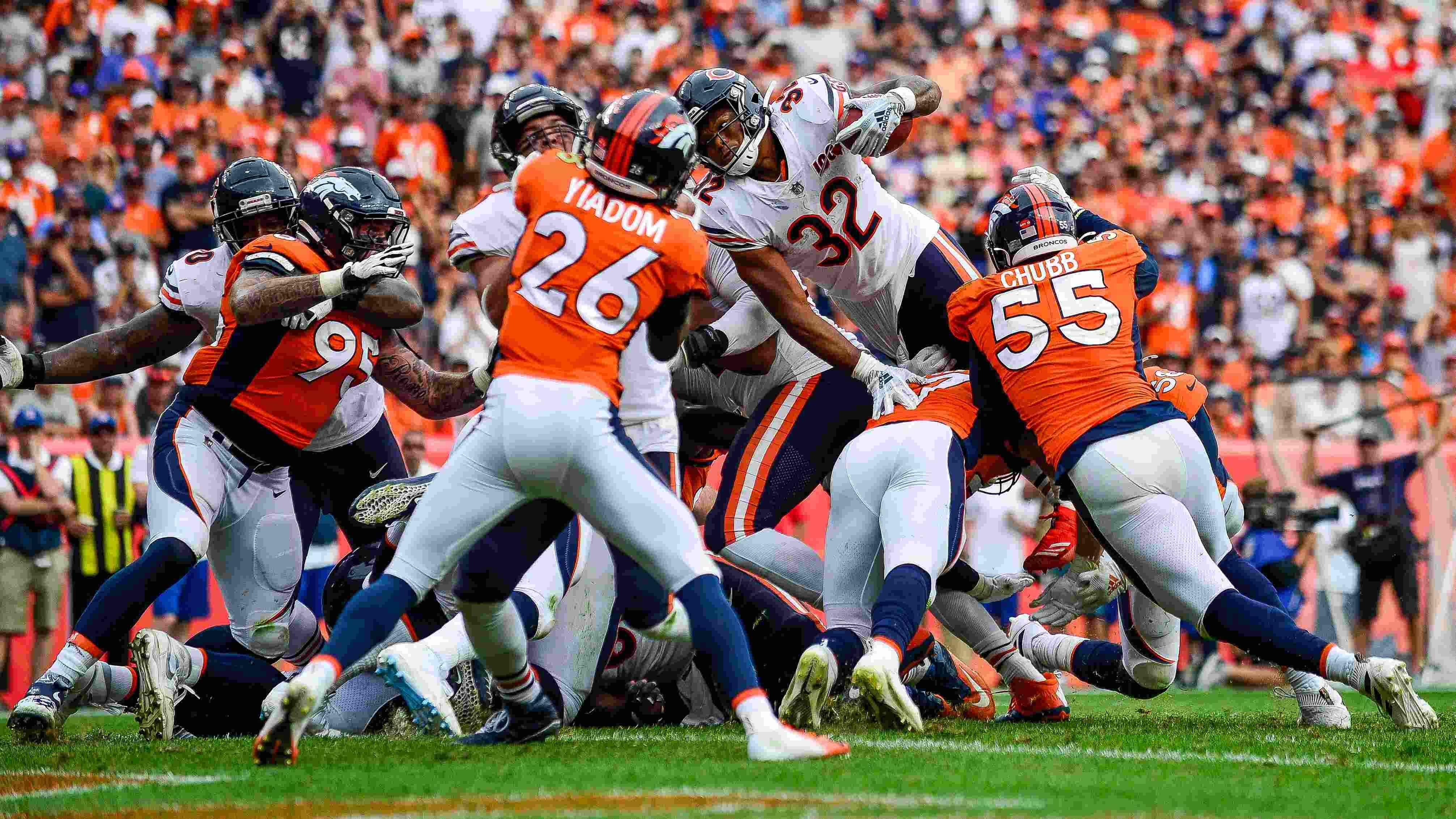 
                <strong>Bears wollen Anpassung bei Two-Point-Conversion</strong><br>
                Die Chicago Bears streben eine Regeländerung bei der Umsetzung von Strafen bei Two-Point-Conversions an. Im Spiel gegen die Denver Broncos in der Saison 2019 kam es zu einer bizarren Szene: Die Broncos verursachten während einer Two-Point-Conversion eine Flagge wegen Spielverzögerung und wurden zurück an die 7-Yard-Linie gesetzt. Dann versuchten sie ein Field Goal und die Chicago Bears begingen ihrerseits eine Strafe, was die Broncos wieder an die 1-Yard-Linie setzte und die Strafe zuvor als nichtig erscheinen ließ. Die Bears fordern nun, dass zukünftig Strafen bei Extra-Point- oder Two-Point-Conversions über mehrere Versuche standhalten und gegebenenfalls ausgeglichen werden. ran.de zeigt, an welchen Stellen das Regelbuch beim anstehenden "Owners-Meeting" noch angepasst werden könnte.
              