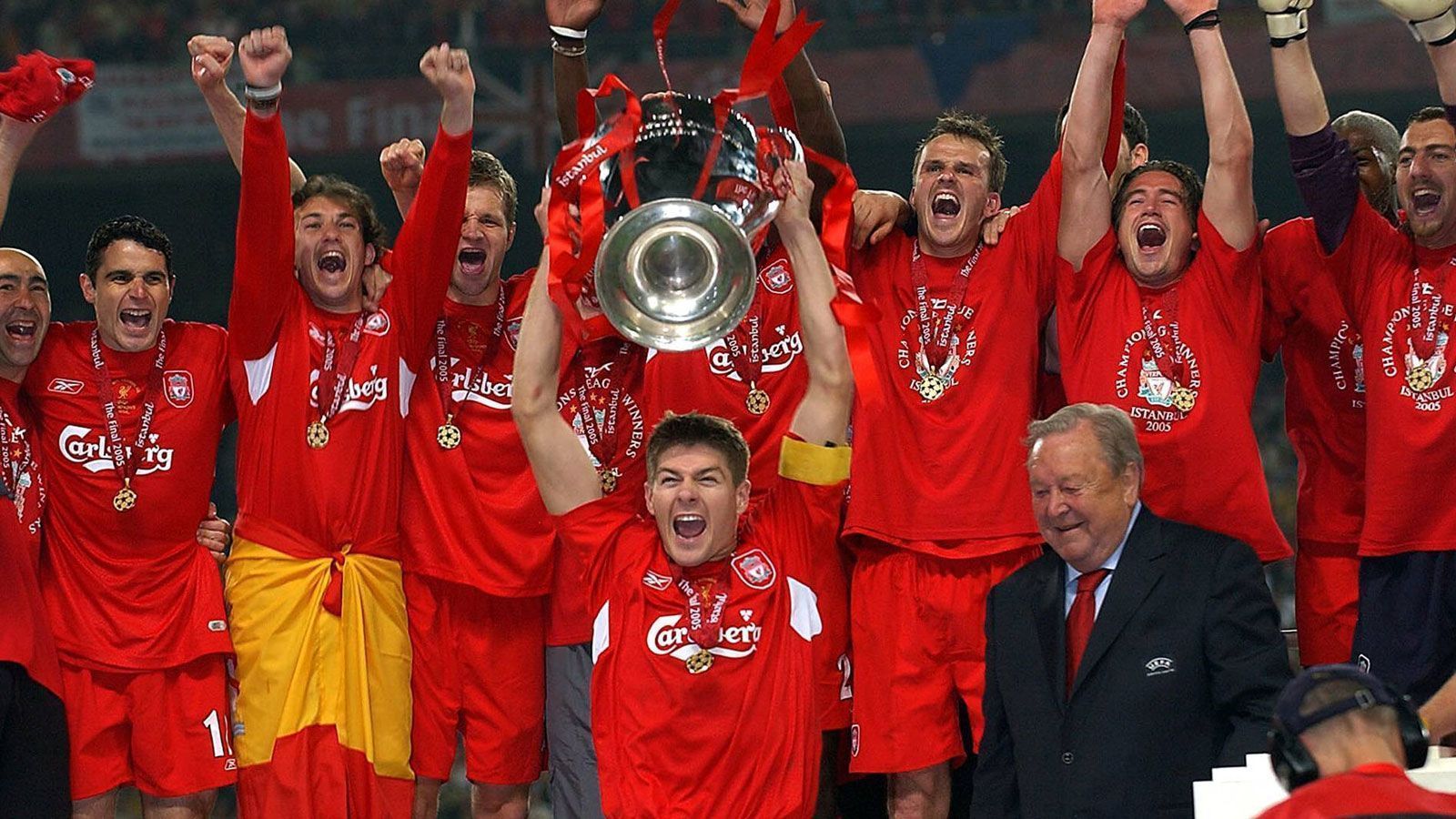 
                <strong>Steven Gerrard (Spieler)</strong><br>
                Legende wird dem Vermächtnis von Steven Gerrard nur bedingt gerecht. Der Mittelfeldspieler lief 17 Jahre lang für den FC Liverpool auf, gewann 2005 mit den Reds im spektakulärsten Finale der Champions-League-Geschichte den Henkelpott und machte über 500 Ligaspiele für seinen Heimatklub. 120 Tore zeugen von seiner Torgefahr - an der Anfield Road wird er zurecht verehrt.
              