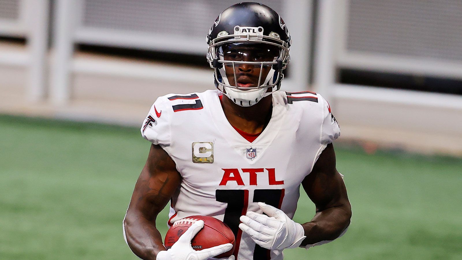 <strong>6. Pick: Atlanta Falcons - Julio Jones (Wide Receiver, Alabama)</strong><br>
                Als zweiter Receiver wurde Julio Jones an sechster Stelle ausgewählt. Jones setzte regelmäßig ligaweite Bestmarken, 2015 (1.871) und 2018 (1.677) erzielte kein Spieler mehr Receiving Yards in der NFL. Fast hätte es auch zu einem Super-Bowl-Ring gereicht, doch Tom Brady und die Patriots machten den Falcons 2016 einen Strich durch die Rechnung (Endstand: 28:31).