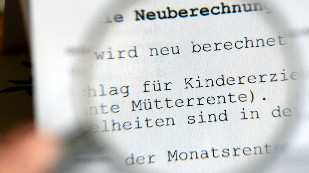 Die Ausweitung der Mütterrente erfordert eine Neuberechnung zahlreicher Rentenbescheide.