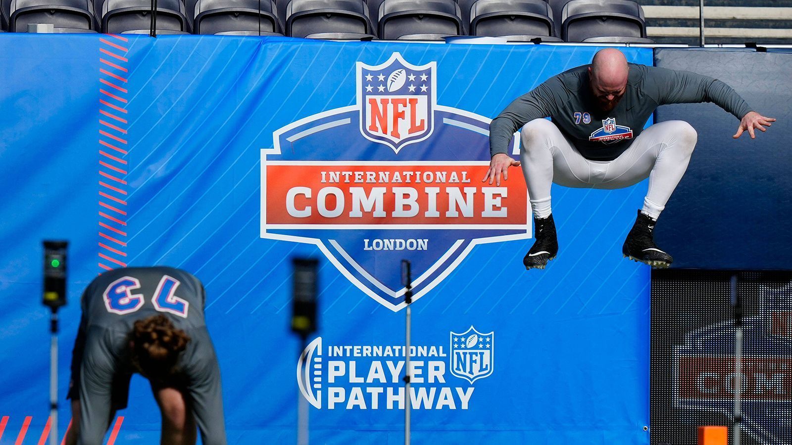 
                <strong>International Combine der NFL: Sechs deutsche Akteure dabei</strong><br>
                Anschließend werden mehrere Spieler ausgewählt (letztes Jahr waren es 13), die zum International Player Pathway Programm eingeladen werden.Die ausgewählten Spieler trainieren dann mehrere Monate in den USA. Aus dieser Gruppe werden dann wieder Spieler ausgewählt, die im Rahmen des Programms für die Saison 2023/24 insgesamt vier NFL-Teams zugeteilt werden.Spieler wie Jakob Johnson (Las Vegas Raiders), Jordan Mailata (Philadelphia Eagles) oder Marcel Dabo (Indianapolis Colts) schafften so den Sprung in die NFL.
              