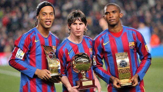 
                <strong>Lionel Messi 2005</strong><br>
                Lionel Messi - 2005. Zwischen den Superstars Ronaldinho und Samuel Eto'o fällt der junge Messi mit der Beatles-Frisur auf.
              