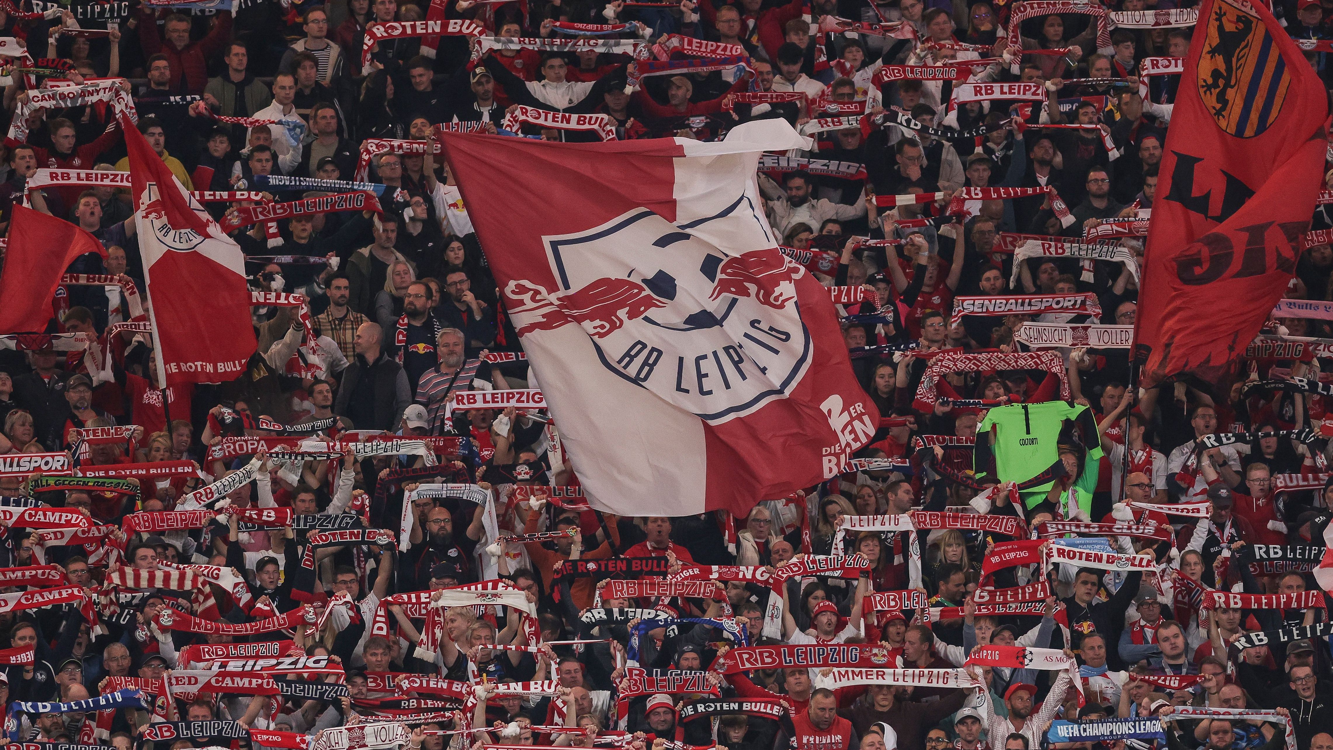 <strong>RB Leipzig</strong><br>"In Leipzig, dynamisch und schnell, RB Leipzig, unser Herz schlägt, das ist hell. Gegründet 2009, in Rot und Weiß, sind wir hier, die RasenBallsportler stark, im Stadion, das ist uns klar. In Sachsen, in der Red Bull Arena so schön, mit Stolz und Leidenschaft, in Leipzig sind wir zu geh'n."