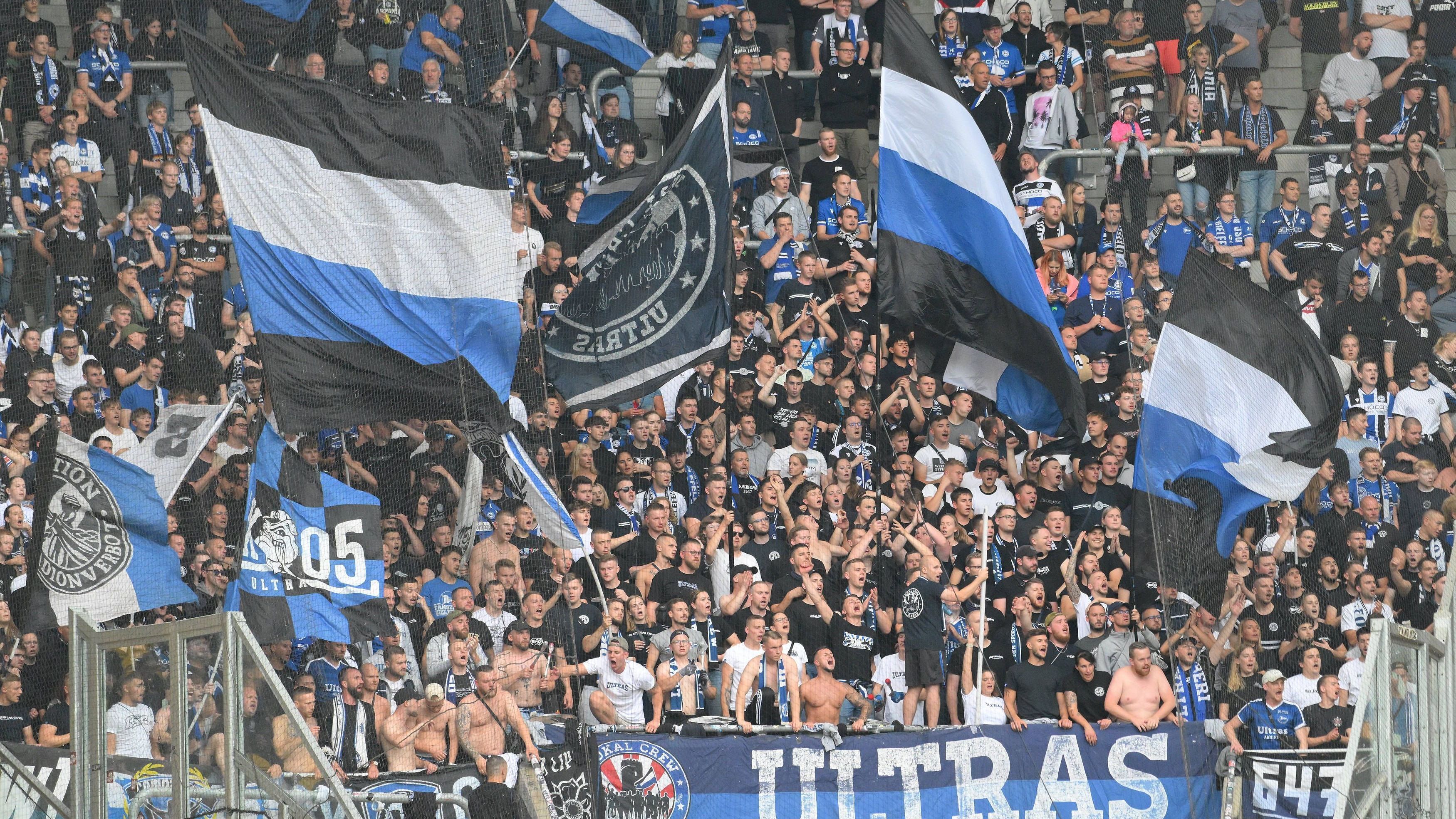 <strong>Arminia Bielefeld vs. VfL Bochum (12.08. um 18:00 Uhr)</strong><br> Auch nach dem Abstieg in die 3. Liga kommt Bielefeld nicht zur Ruhe. Zum Auftakt der neuen Saison setzte es für die Arminia eine 1:3-Niederlage gegen Dynamo Dresden. Warum also sollten die Fans an eine Überraschung glauben? Zum einen werden die Fans ihre Mannschaft aus der Alm nach vorne schreien und zum anderen ...