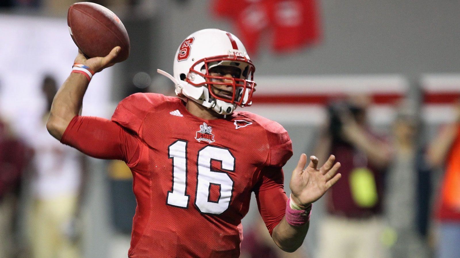 
                <strong>NC State Wolfpack - noch einmal Russell Wilson</strong><br>
                682 Pässe komplettierte Russell Wilson in drei Jahren für die NC State, was ihm zu 76 Touchdowns und 8545 Yards-Raumgewinn verhalf. Für Wisconsin erwarf er im Gegenzug in seiner letzten Saison College-Football (2011) 3175 Yards und 33 Touchdowns. Sein Trikot gehört bei der North Carolina State dennoch zu den wenigen, die entweder von der Universität zurückgezogen worden sind, oder dessen Träger einen besonderen Patch auf dem Jersey trägt. Letztere Ehre wurde nur Russell Wilson (16), Bradley Chubb und Mario Williams (beide 9) zu Teil. Philip Rivers Nummer 17 hingegen ist komplett im Ehren-Ruhestand.
              