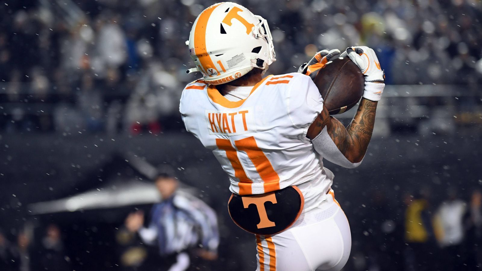 
                <strong>Platz 3: Jalin Hyatt (Tennessee)</strong><br>
                Der zweite Receiver der Tennessee Vols in den Top 10 ist Jalin Hyatt. Der Junior ist der Nachfolger des vorher genannten Addison beim Biletnikoff Award für den besten Wideout. Mit 67 Catches für 1.267 Yards und 15 Touchdowns war er der Star in Tennessee und beeindruckte die NFL-Scouts nachhaltig. Auch beim Combine lieferte er ab, sodass sein sogenannter Draft Stock noch einmal hochging.
              