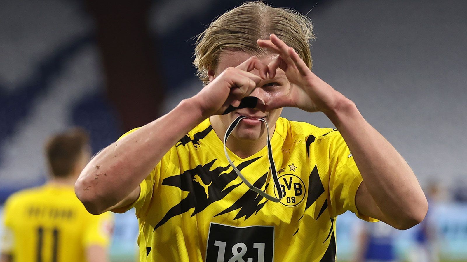 
                <strong>Erling Haaland (Borussia Dortmund)</strong><br>
                Vertrag endet: 2024Beim Blick auf die nackten Zahlen müsste sich Borussia Dortmund eigentlich keine Sorgen machen, denn auch in den kommenden Jahren lässt sich sehr wahrscheinlich noch ein großes Geschäft mit Erling Haaland machen. Doch mit jedem aufsehenerregenden Auftritt - wie aktuell in jedem Champions-League-Spiel - macht der Norweger den großen Klubs Europas den Mund ein Stück mehr wässrig. Es wird wohl ein Hauen und Stechen geben, wenn der bullige Angreifer den nächsten Schritt in seiner Karriere angeht. Entsprechend wollen sich Kandidaten zeitig in Position bringen. Und wer weiß? Vielleicht wird hinter den Kulissen bereits an einem Deal gearbeitet, der Haaland schon in diesem Sommer raus aus Dortmund bringen würde, wenn der BVB im Gegenzug namhaften Ersatz garantiert bekäme.
              