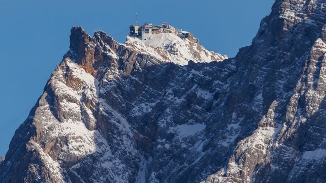 Blick aus Österreich auf die Zugspitze. Zwei deutsche Bergsteiger mussten hier von Helfern gerettet werden.