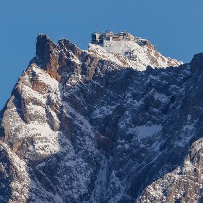 Blick aus Österreich auf die Zugspitze. Zwei deutsche Bergsteiger mussten hier von Helfern gerettet werden.