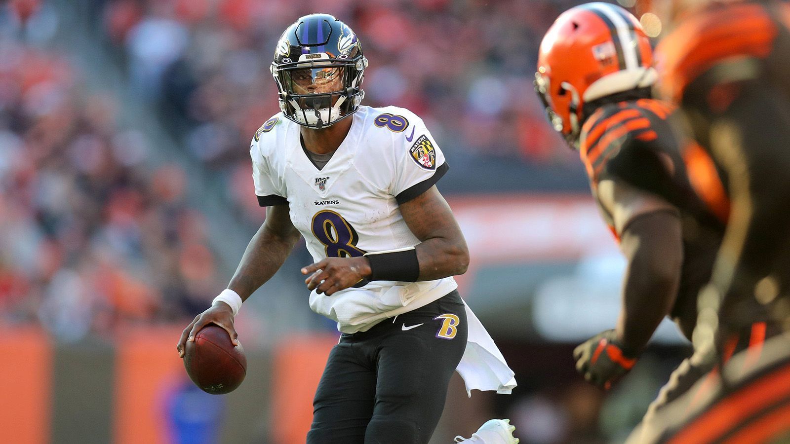 
                <strong>Platz 2: Lamar Jackson</strong><br>
                Quote: +600Position: QuarterbackTeam: Baltimore RavensIn der NFL: seit 2018größte Erfolge: 1x Pro-Bowl-Nominierung, 1x NFL MVP
              