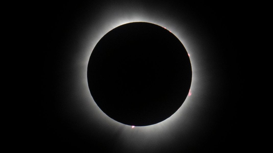 Bei einer totalen Sonnenfinsternis ist nur die äußere Atmosphäre oder Korona der Sonne sichtbar.