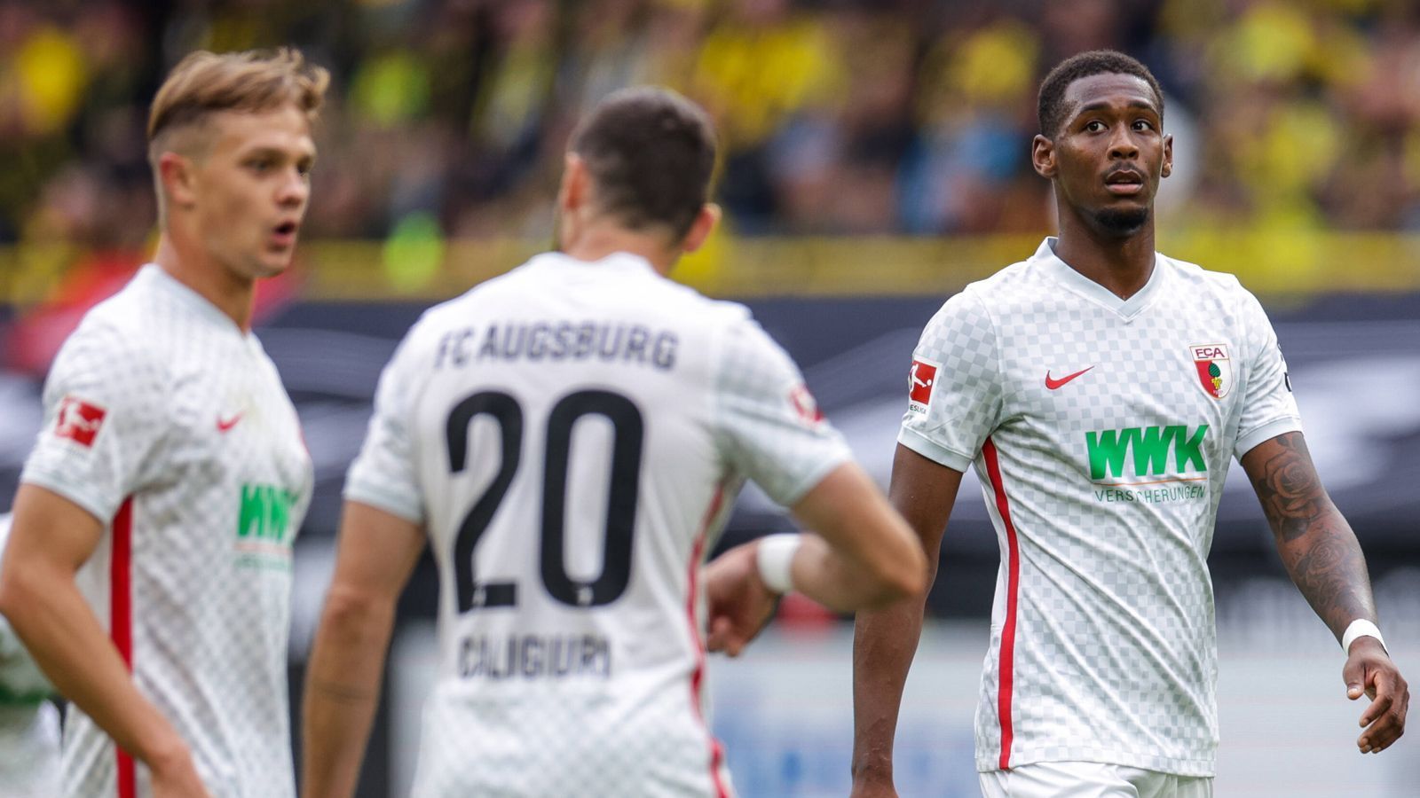 
                <strong>FC Augsburg</strong><br>
                Jahr für Jahr wird auch der FC Augsburg als Abstiegskandidat gehandelt, immer wieder gelingt dem FCA der Klassenerhalt. Auch bei den Augsburgern stimmen Kampfgeist und Moral, vor allem im Spiel nach vorne fehlt aber die Durchschlagskraft, wie die erst drei erzielten Tore belegen. Das Heimspiel gegen Bielefeld nach der Länderspielpause wird ebenfalls für beide richtungweisend. ran-Note: 4
              