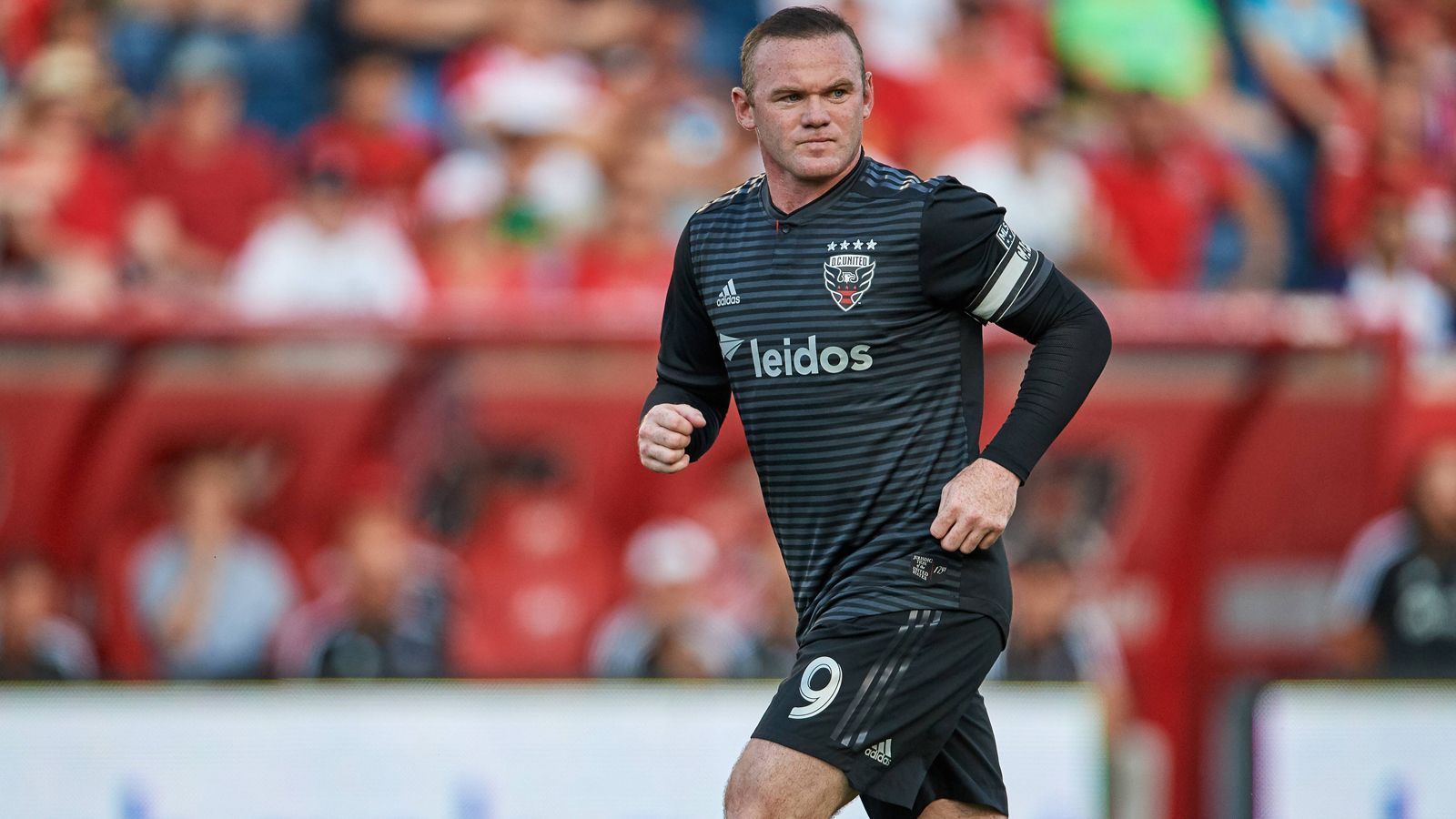 
                <strong>DC United (Eastern Conference)</strong><br>
                ... den englische Superstar Wayne Rooney und sein Team DC United. Der 33-Jährige steuerte elf Tore und sieben Vorlagen für die Mannschaft aus Washington zum Erreichen des fünften Platzes in der Eastern Conference bei. Die Playoffs werden für den Rekordtorschützen der englischen Nationalmannschaft gleichzeitig zu seiner persönlichen Abschiedsvorstellung, Anfang 2020 kehrt Rooney zurück auf die Insel. Der Wechsel des Ex-Nationalspielers zum Zweitligisten Derby County wurde bereits im August 2019 offiziell bekanntgegeben.
              