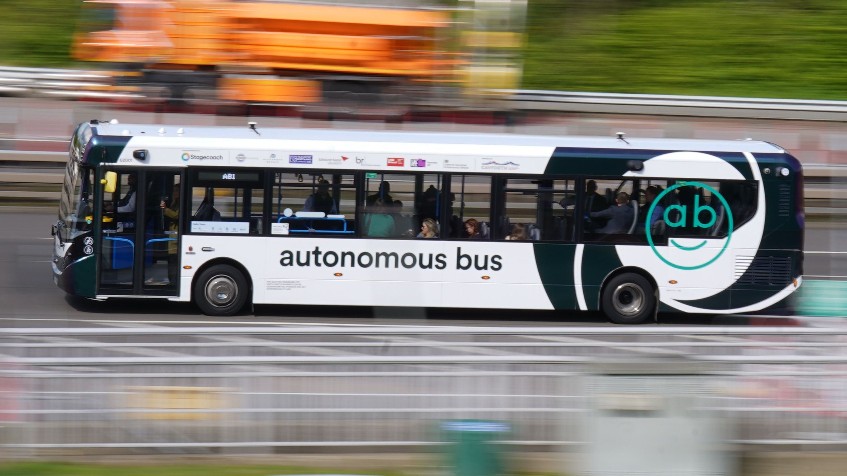 Erstmals kommt in Großbritannien ein selbstfahrender Bus im regulären Linienbetrieb zum Einsatz. 