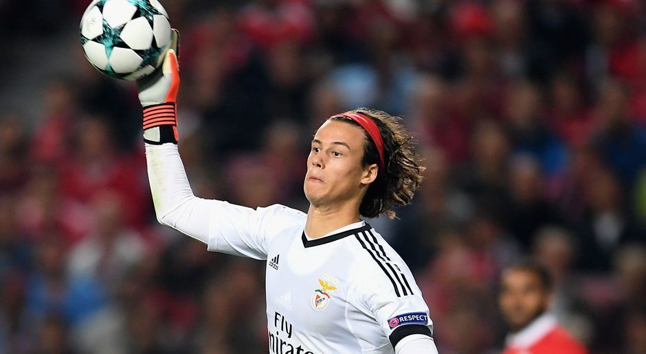 
                <strong>Mile Svilar: Jüngster Startelf-Keeper</strong><br>
                Mile Svilar vom portugiesischen Fußball-Meister Benfica Lissabon hat am Mittwochabend in der Champions League einen Rekord aufgestellt. Der 18 Jahre und 52 Tage alte Belgier avancierte zum jüngsten Torhüter in der Startelf einer Partie in der europäischen Königsklasse. Der Belgier unterbot in der Begegnung gegen Manchester United damit den ehemaligen spanischen Nationaltorhüter Iker Casillas, der bei seinem Champions-League-Debüt 1999 18 Jahre und 118 Tage alt war.
              