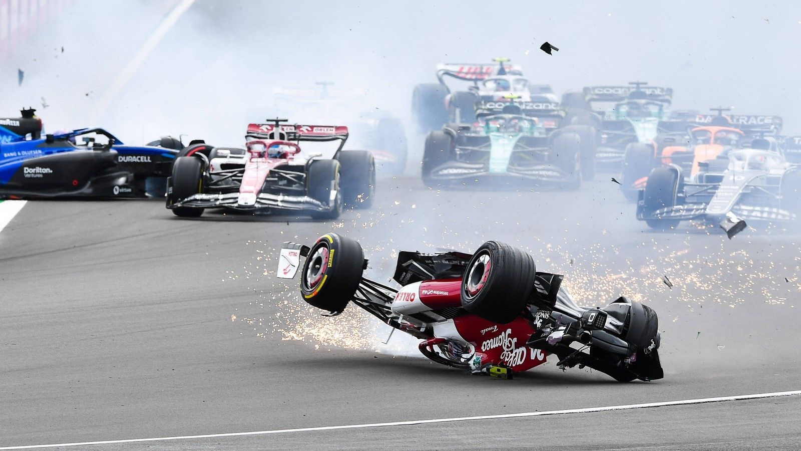 
                <strong>Überlebt dank Halo! So oft rettete der Cockpitschutz Leben</strong><br>
                Bei diesen Bildern blieb vielen der Atem stehen: Kurz nach dem Start zum Großen Preis von Großbritannien in Silverstone wurde der Chinese Guanyu Zhou in einen schweren Unfall verwickelt. Der Youngster überschlug sich in seinem Alfa Romeo, schleuderte durch das Kiesbett, wurde aufgeworfen und in eine Lücke zwischen Reifenstapel und Fangzaun geschleudert. Fahrer, Verantwortliche und Fans waren entsetzt. Zwar wussten die herbeigeilten Helfer schnell, dass der 23-Jährige bei Bewusstsein ist, die F1-Bildregie zeigte entsprechende Aufnahmen zunächst aber nicht.
              