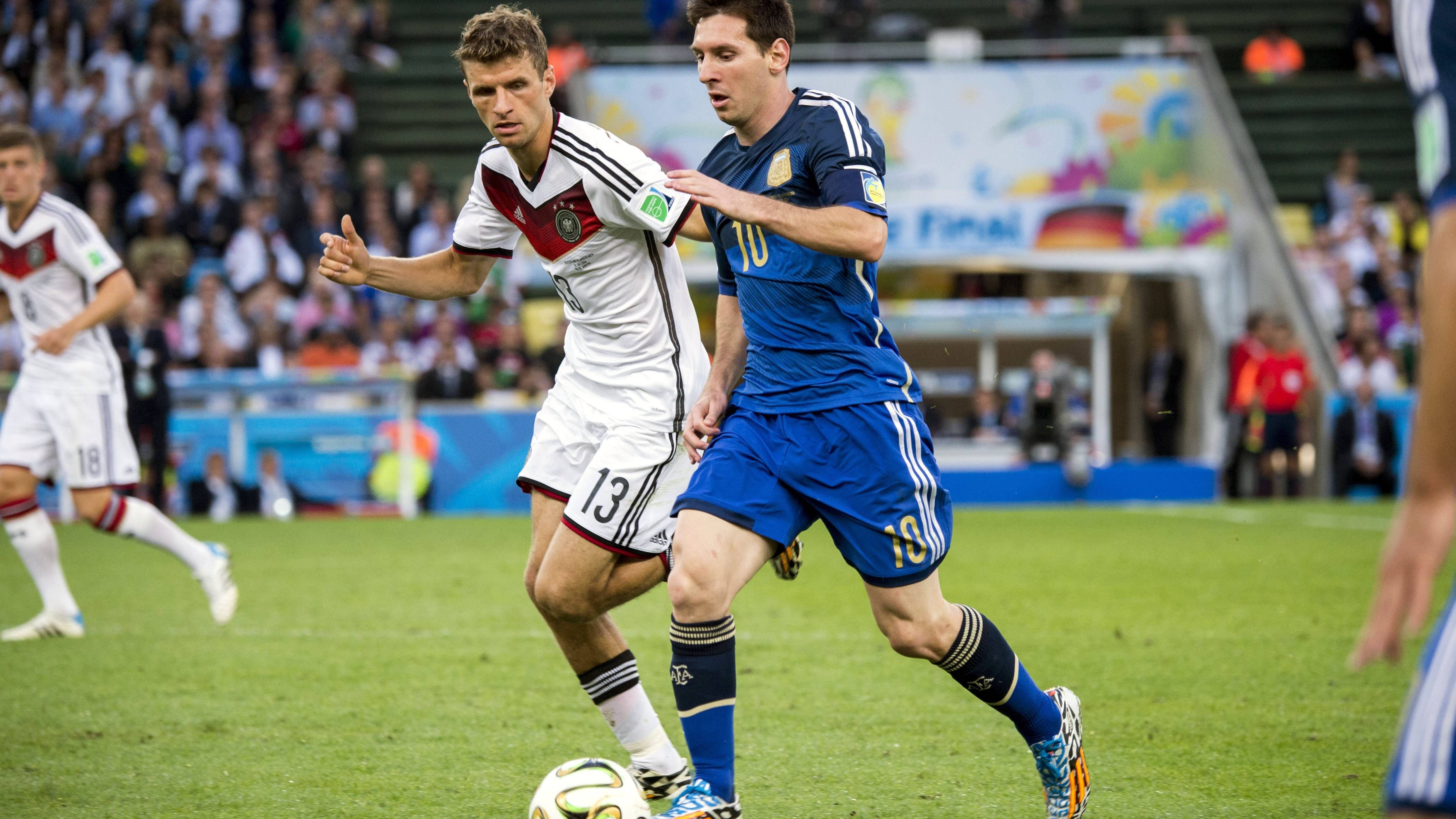 <strong>Alle Duelle zwischen Müller und Messi</strong><br>Das zweifellos größte Spiel zwischen Müller und Messi war das WM-Finale 2014. Deutschland gewann die hart umkämpfte Partie durch das Tor von Mario Götze mit 1:0 nach Verlängerung. Aber auch Messi darf sich Weltmeister nennen, er gewann die WM 2022 in Katar mit Argentinien.