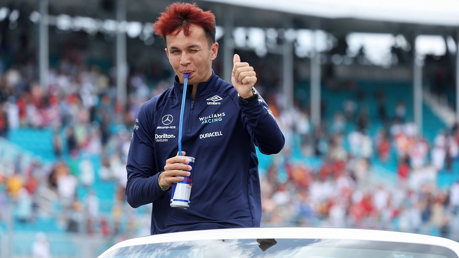 
                <strong>Alexander Albon (Williams)</strong><br>
                Nach einem Jahr ohne Startplatz feierte der Thailänder sein Comeback in der Königsklasse des Motorsports. Zwar liegt er mit seinem Team auf dem letzten Platz der Konstrukteurswertung, allerdings sorgte Albon mit einem zehnten Platz in Australien (er fuhr das gesamte Rennen dabei auf dem gleichen Reifen und kam erst eine Runde vor Schluss zum vorgeschriebenen Boxenstopp) und einem neunten Platz in Miami für Furore. Die Rückkehr in die Formel 1 ist gelungen. ran-Note nach fünf Rennen: 
              