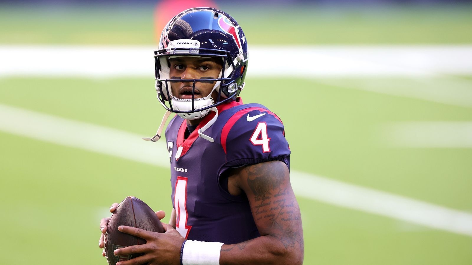 
                <strong>Houston Texans</strong><br>
                Einen neuen Quarterback müssen sich wohl auch die Houston Texans suchen. Dort ist das Verhältnis mit Deshaun Watson (Bild) so zerrüttet, dass er einen Trade verlangt hat. Aktuell schweben viele mögliche Ziele durch den Raum, sodass es noch unklar ist, wohin Watson wechseln könnte. Die Texans dürften den Trade-Gegenwert nutzen, um sich einen neuen Quarterback zu holen. Das müssen sie auch, denn sie würden, wenn Josh McCown wirklich in den Trainerstab wechselt, ohne Quarterback dastehen. Es wartet also eine schwere Aufgabe auf den neuen General Manager Nick Caserio und neuen Head Coach David Culley.
              