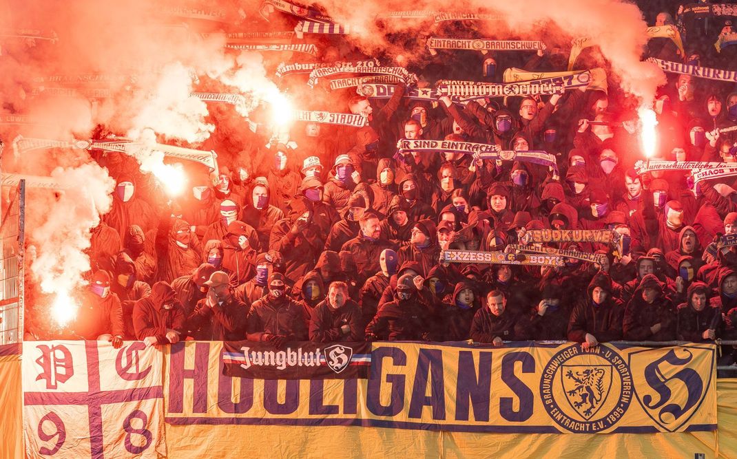 Der Einsatz von Pyrotechnik in Stadien sorgt bei Politiker:innen und Verbänden regelmäßig für Kritik.