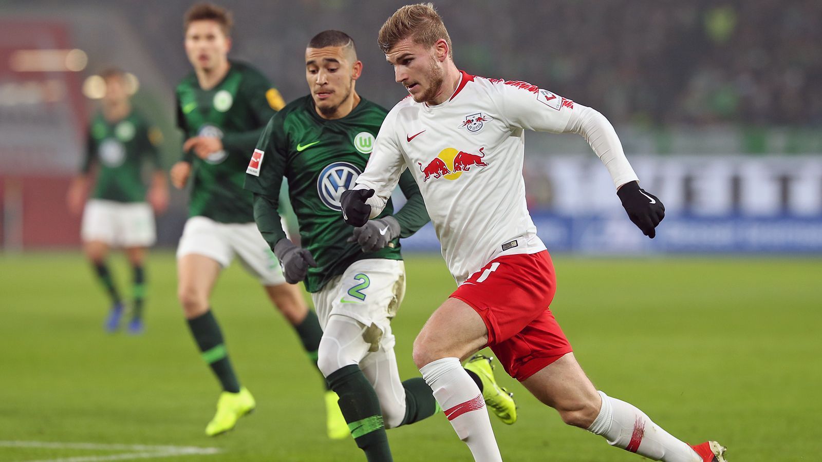 
                <strong>RB Leipzig - VfL Wolfsburg 2:3</strong><br>
                Für die beiden Europapokal-Aspiranten Leipzig und Wolfsburg ergibt sich im direkten Duell über den DFB-Pokal eine weitere Möglichkeit, um nächste Saison im internationalen Geschäft vertreten zu sein. Die Sachsen gehen zumindest auf dem Papier als leichter Favorit ins Rennen. Doch für den VfL sprechen zwei Fakten: Erstens sind die Niedersachsen eines der stärksten Auswärtsteams der Bundesliga (19 Punkte in der Fremde geholt) und zweitens wissen Trainer Bruno Labbadia und seine "Wölfe", wie man die Leipziger schlägt. Am 12. Spieltag gewann Wolfsburg in der Bundesliga mit 1:0 gegen RB Leipzig - und wird diesen Erfolg im DFB-Pokal-Achtelfinale wiederholen.
              