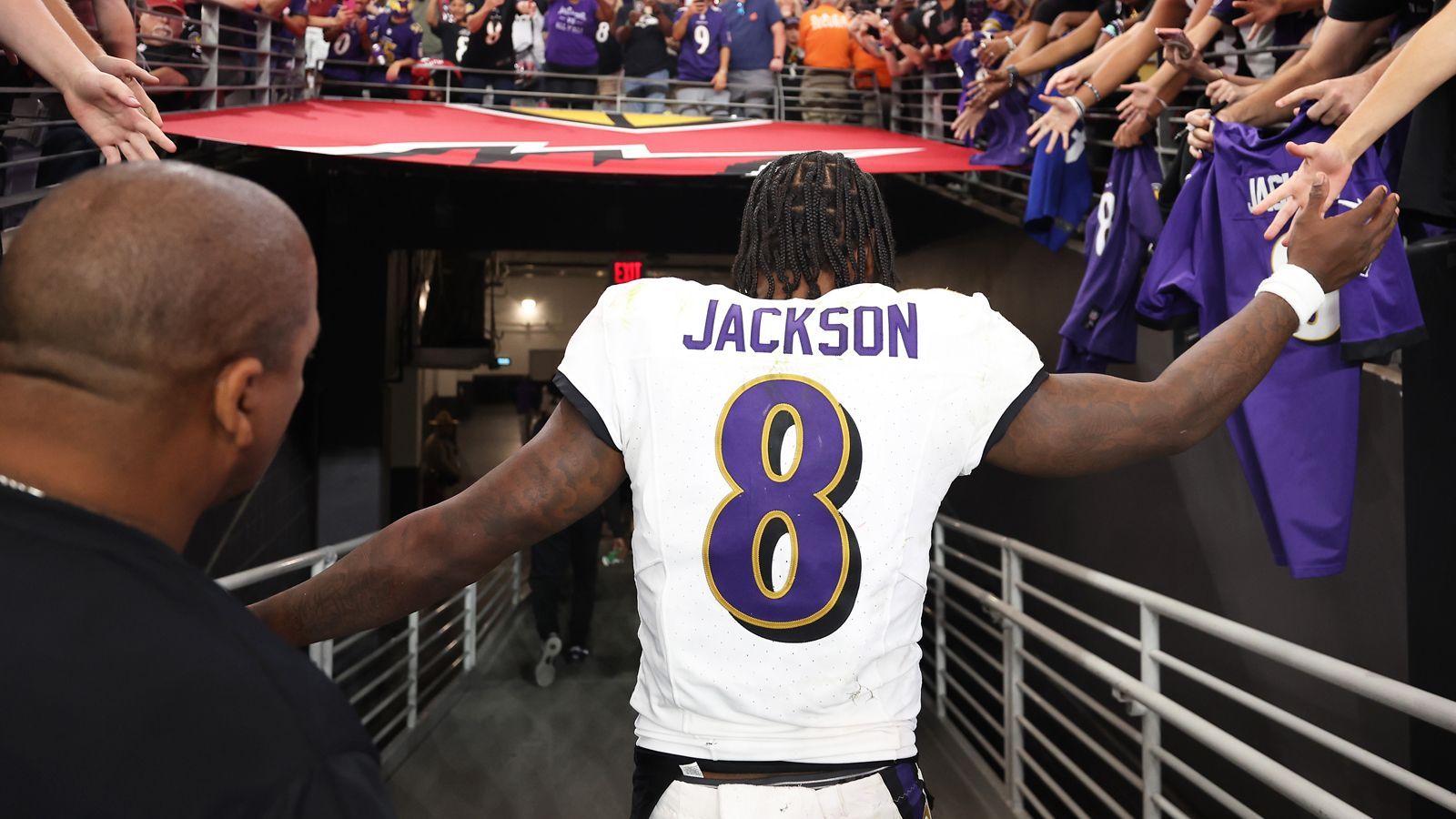 <strong>Baltimore Ravens: Lamar Jackson</strong><br>Wie schon seit Jahren geht bei den Ravens nichts ohne den Quarterback. Neun Touchdown-Pässe bei nur drei Interceptions und knapp 1.800 Passing Yards. Fünf mal läuft er selbst zum Touchdown und das bei 380 Rushing Yards. Jackson ist eine mächtige Allzweckwaffe - solange er fit ist.