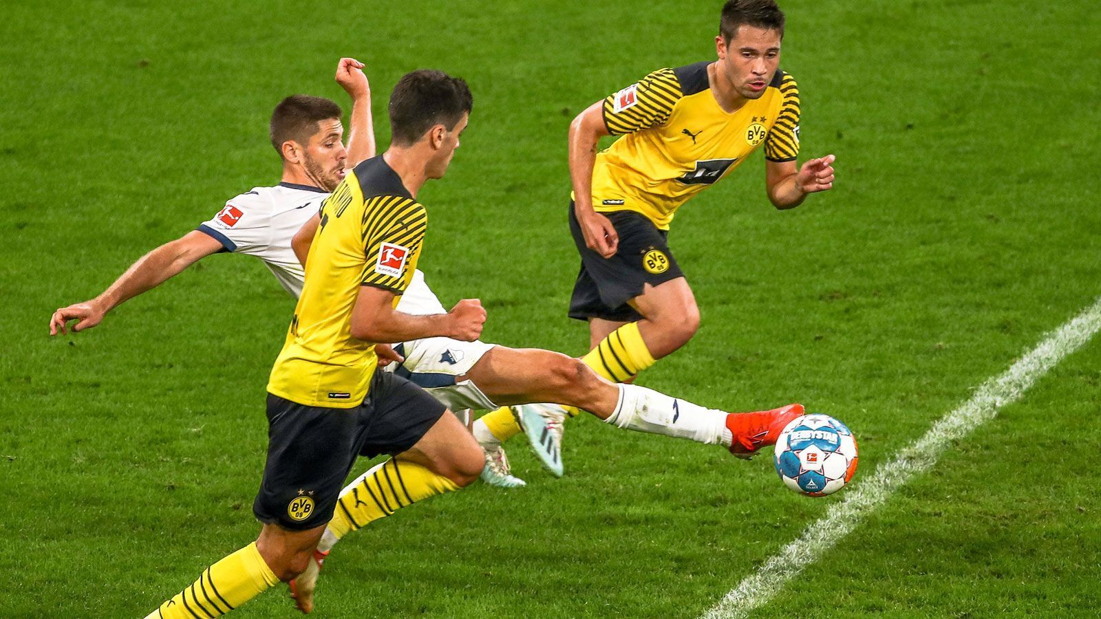 
                <strong>Das Torjägerduell bei Borussia Dortmund gegen TSG Hoffenheim</strong><br>
                Kramaric muss sich für jeden Ballkontakt strecken, kurbelt aber nach Kräften für die TSG an, wenn die Kugel mal in Besitz der Gäste gelangt.
              