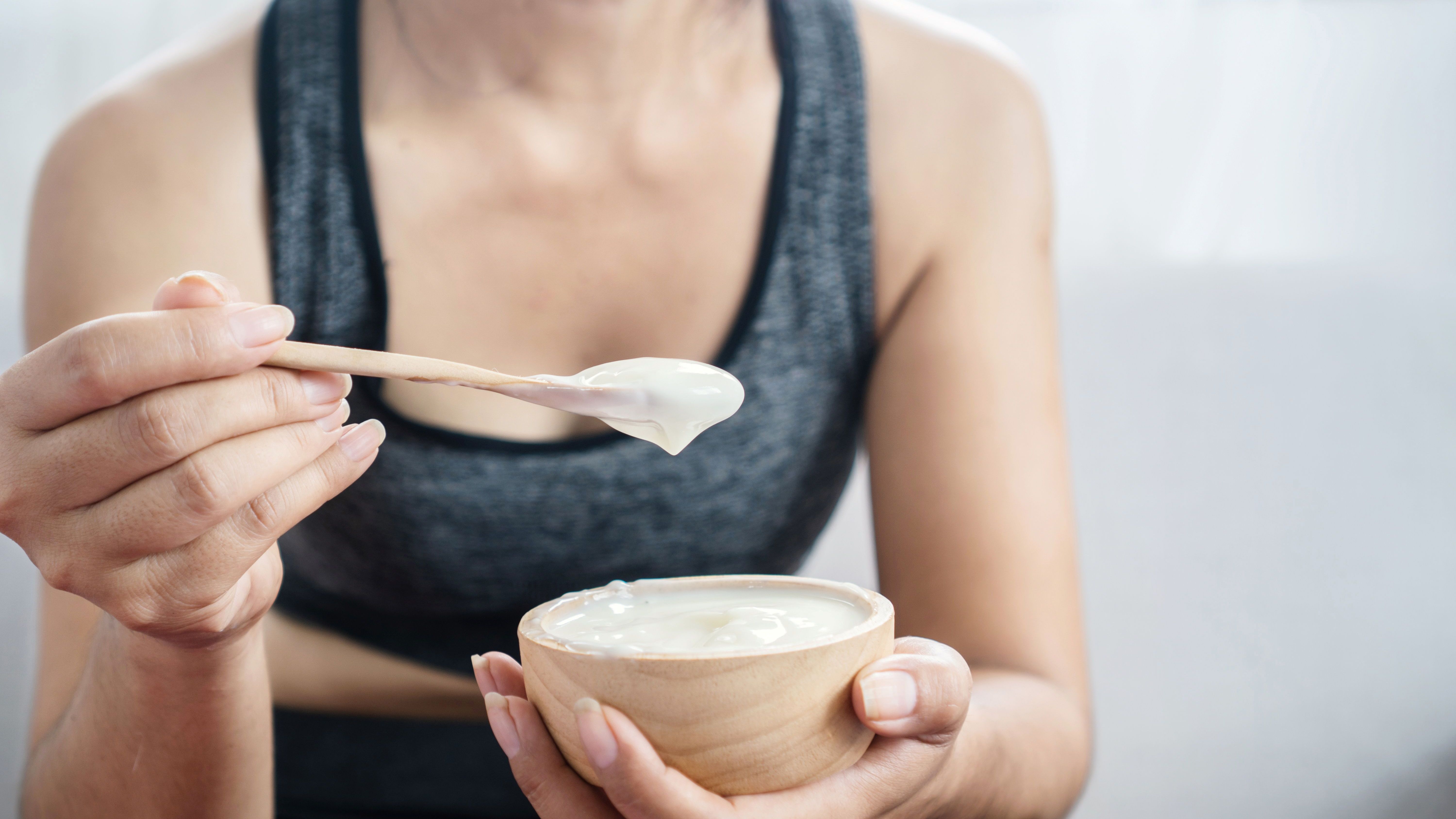 Mit Naturjoghurt lässt sich die Darmgesundheit unterstützen. Er enthält Milchsäurebakterien, die der Struktur der körpereigenen Darmbakterien entsprechen.