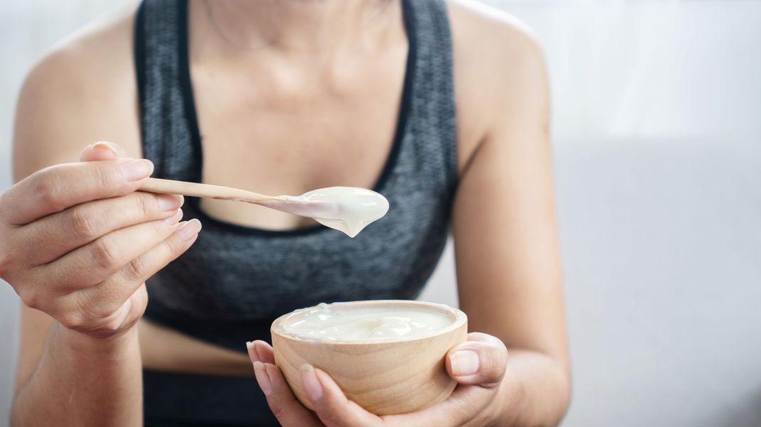 Mit Naturjoghurt lässt sich die Darmgesundheit unterstützen. Er enthält Milchsäurebakterien, die der Struktur der körpereigenen Darmbakterien entsprechen.