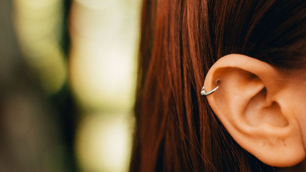 Von Ring bis Stecker – die Variationen im Piercing-Schmuck sind vielfältig für das Helix-Piercing.