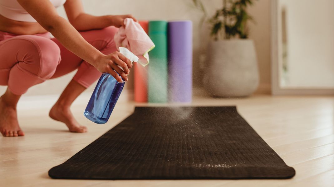 Yogamatten zu reinigen ist wichtig, um Schweiß und Schmutz zu beseitigen. Doch das ist nicht der einzige Grund, der für ein DIY-Spray spricht.